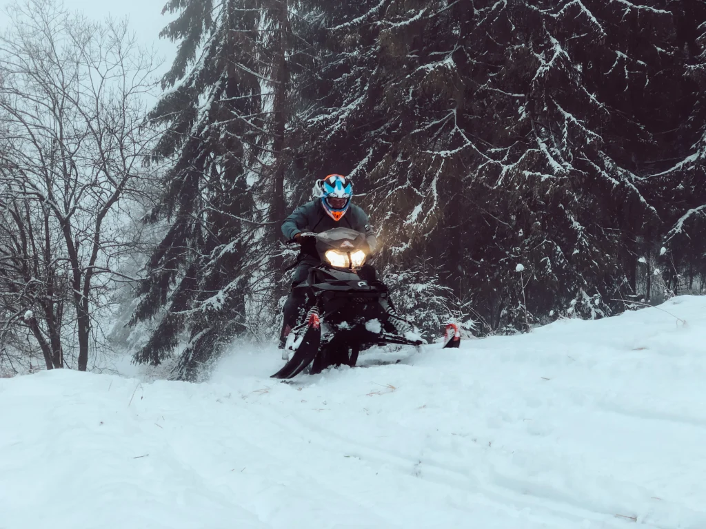 Zaplanuj niesamowitą zimową eskapadę na skuterach śnieżnych w Zakopanem!