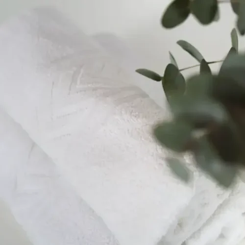 Dlaczego w hotelach pojawiają się najczęściej ręczniki białe?